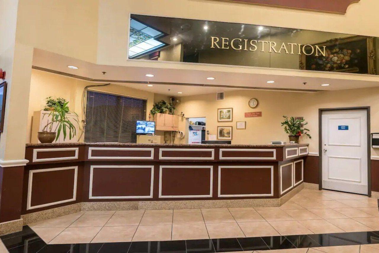 San Bernandino Inn & Suites サン・バーナディーノ エクステリア 写真