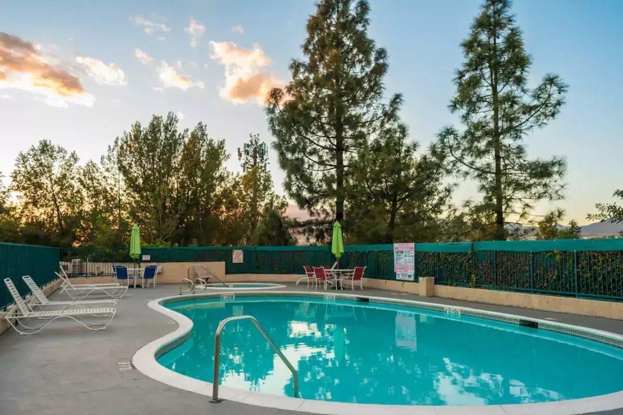 San Bernandino Inn & Suites サン・バーナディーノ エクステリア 写真