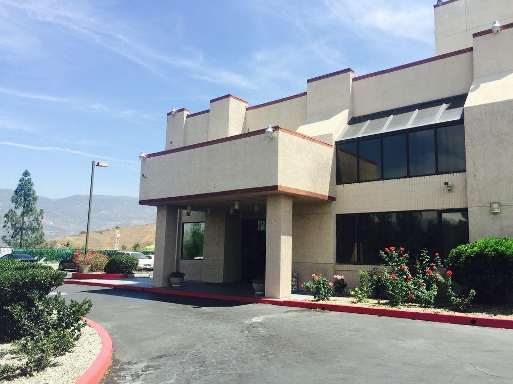 San Bernandino Inn & Suites サン・バーナディーノ エクステリア 写真