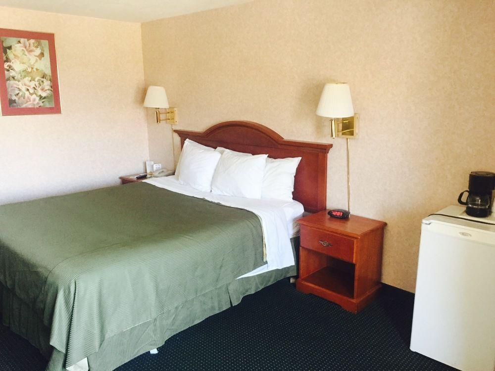 San Bernandino Inn & Suites サン・バーナディーノ エクステリア 写真