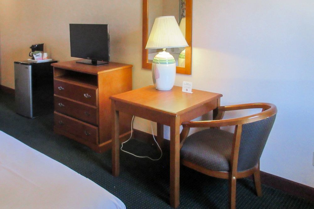 San Bernandino Inn & Suites サン・バーナディーノ エクステリア 写真