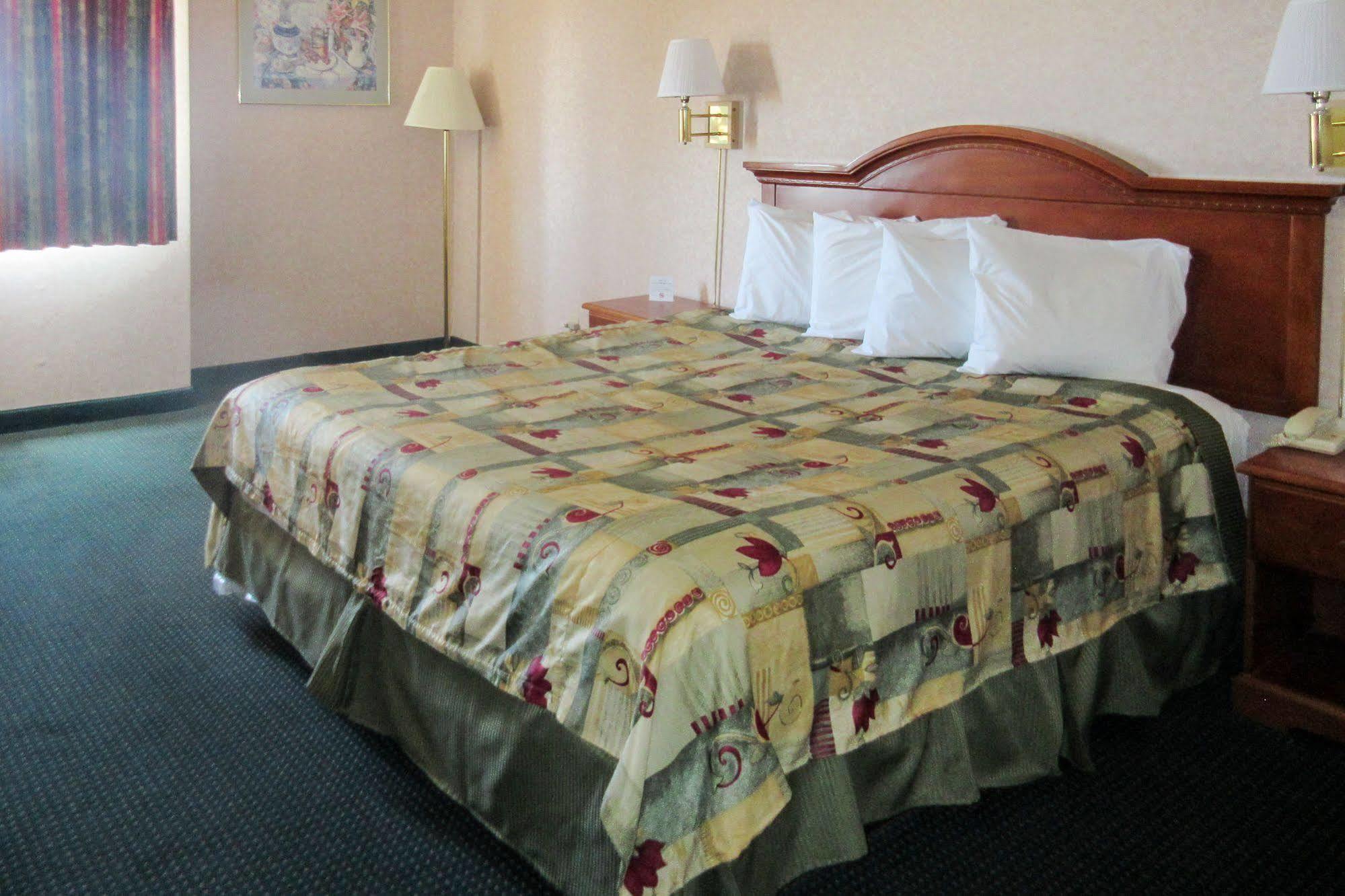 San Bernandino Inn & Suites サン・バーナディーノ エクステリア 写真