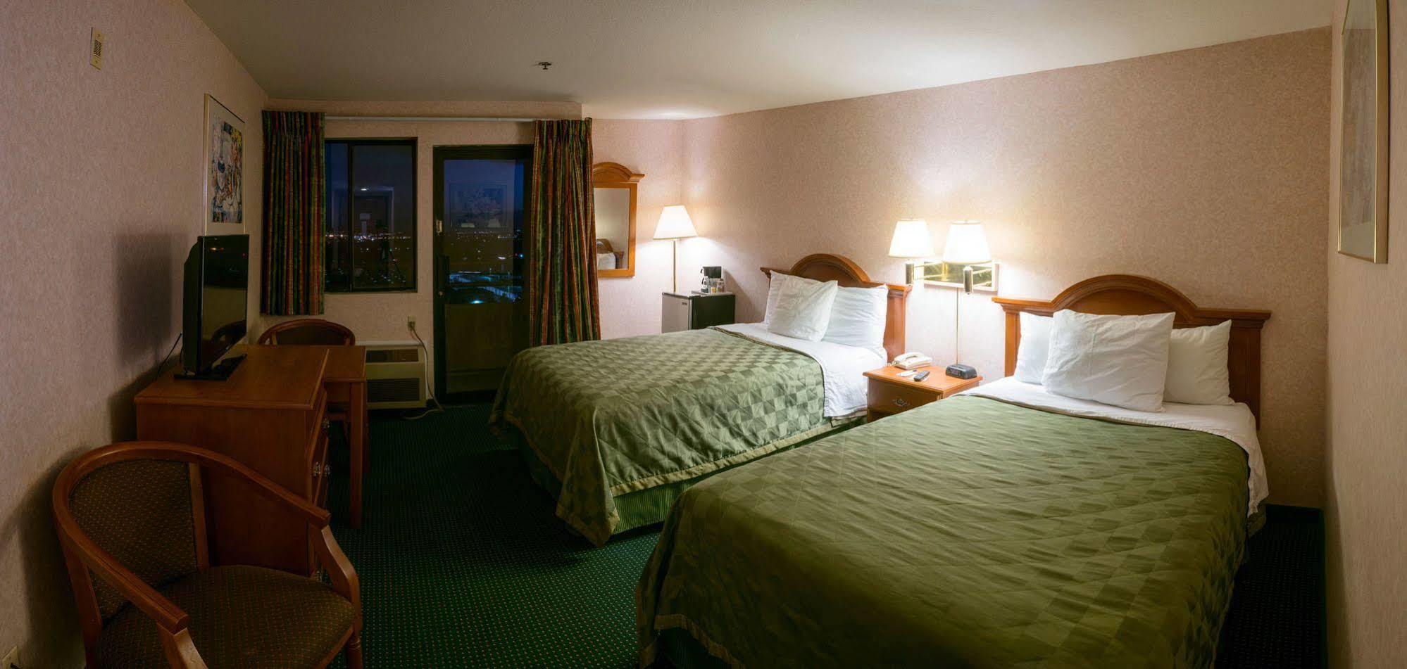 San Bernandino Inn & Suites サン・バーナディーノ エクステリア 写真