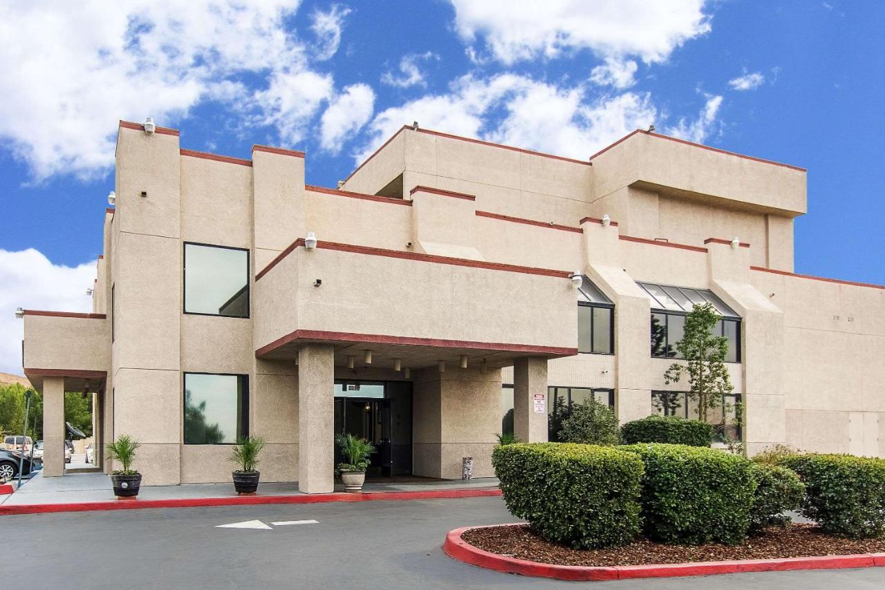 San Bernandino Inn & Suites サン・バーナディーノ エクステリア 写真