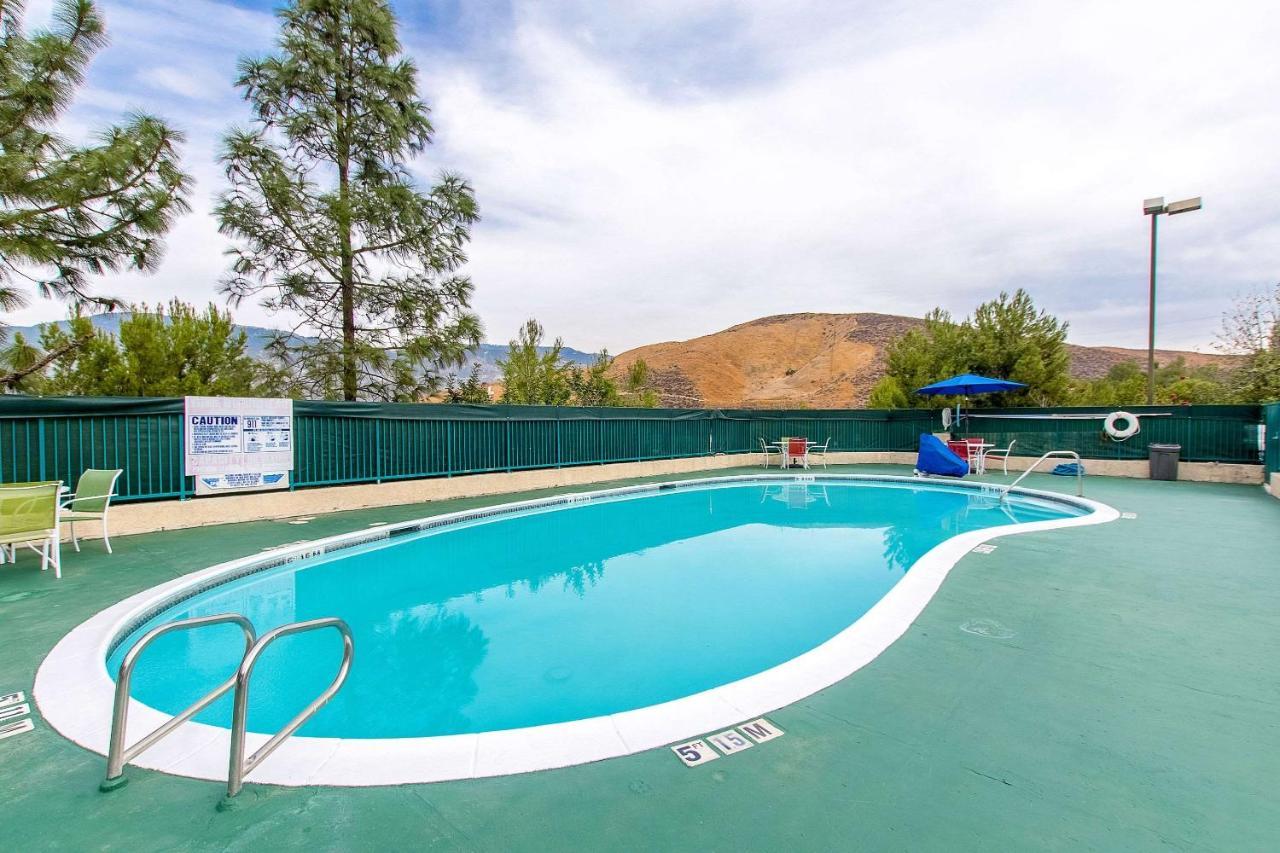 San Bernandino Inn & Suites サン・バーナディーノ エクステリア 写真
