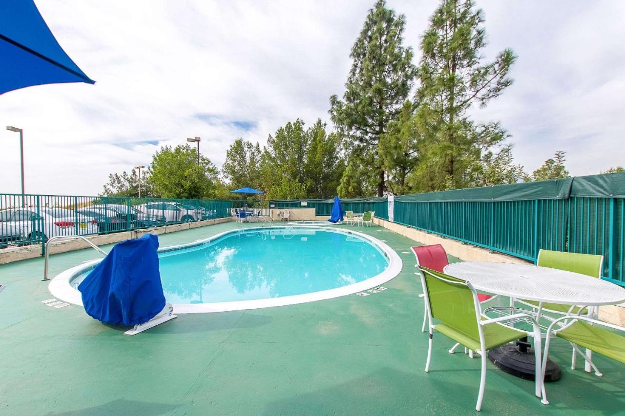 San Bernandino Inn & Suites サン・バーナディーノ エクステリア 写真