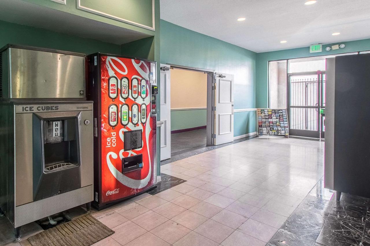 San Bernandino Inn & Suites サン・バーナディーノ エクステリア 写真