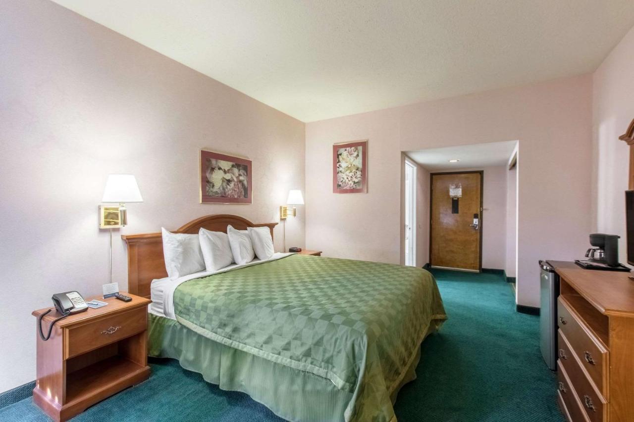 San Bernandino Inn & Suites サン・バーナディーノ エクステリア 写真