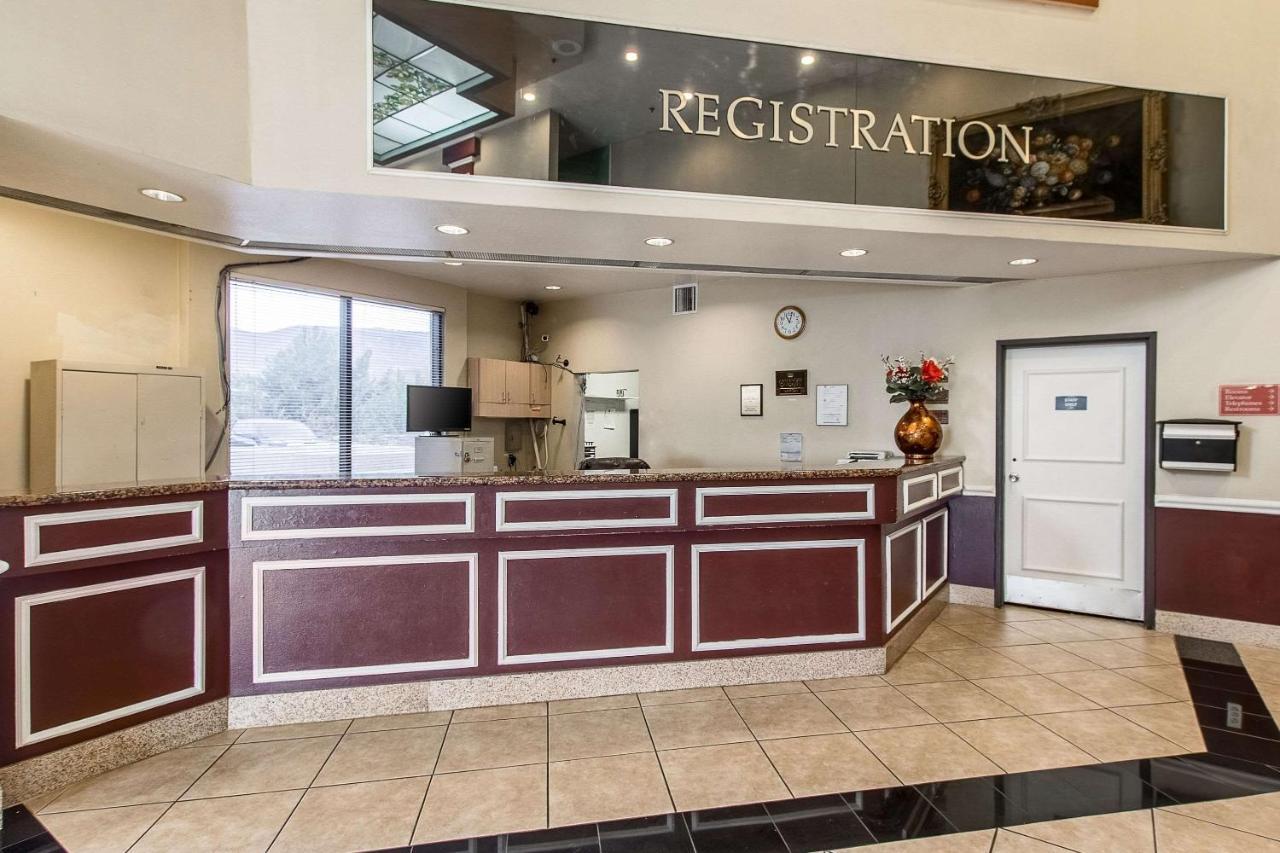 San Bernandino Inn & Suites サン・バーナディーノ エクステリア 写真