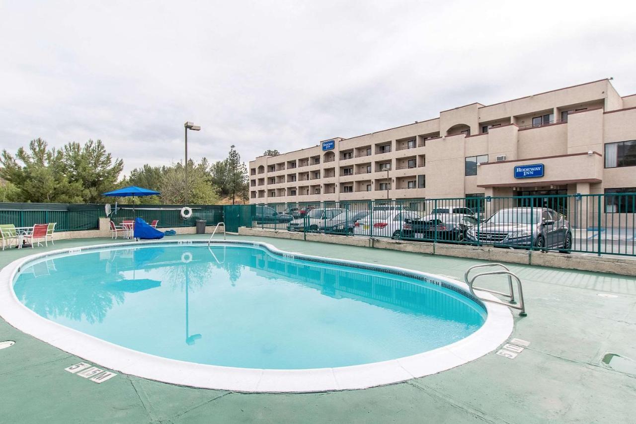 San Bernandino Inn & Suites サン・バーナディーノ エクステリア 写真