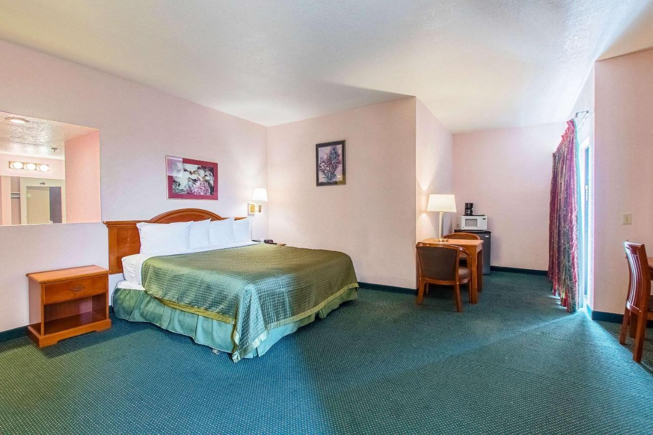 San Bernandino Inn & Suites サン・バーナディーノ エクステリア 写真